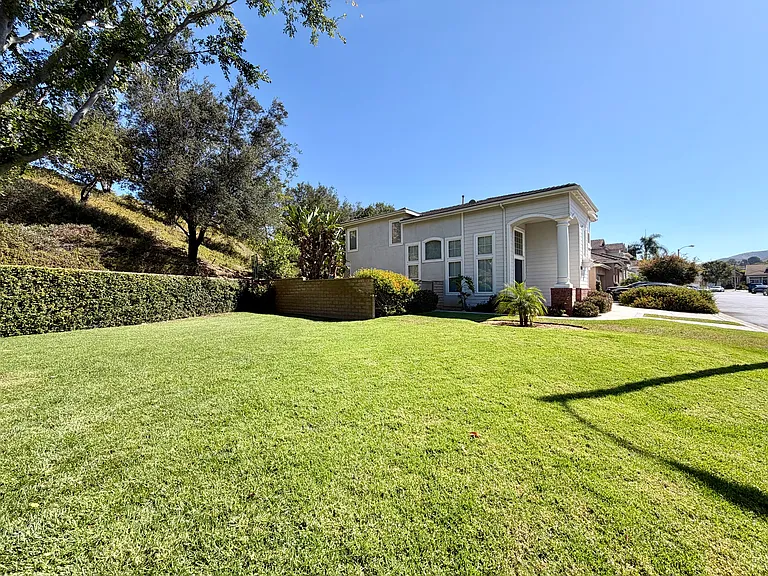 2737 Stonecutter St — Photo 2