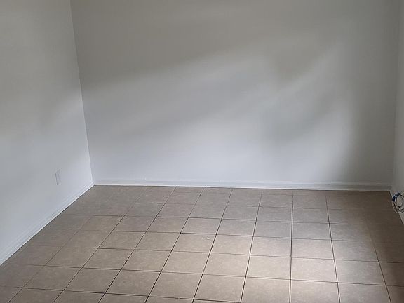 3rd image of 726 Denton Cir
