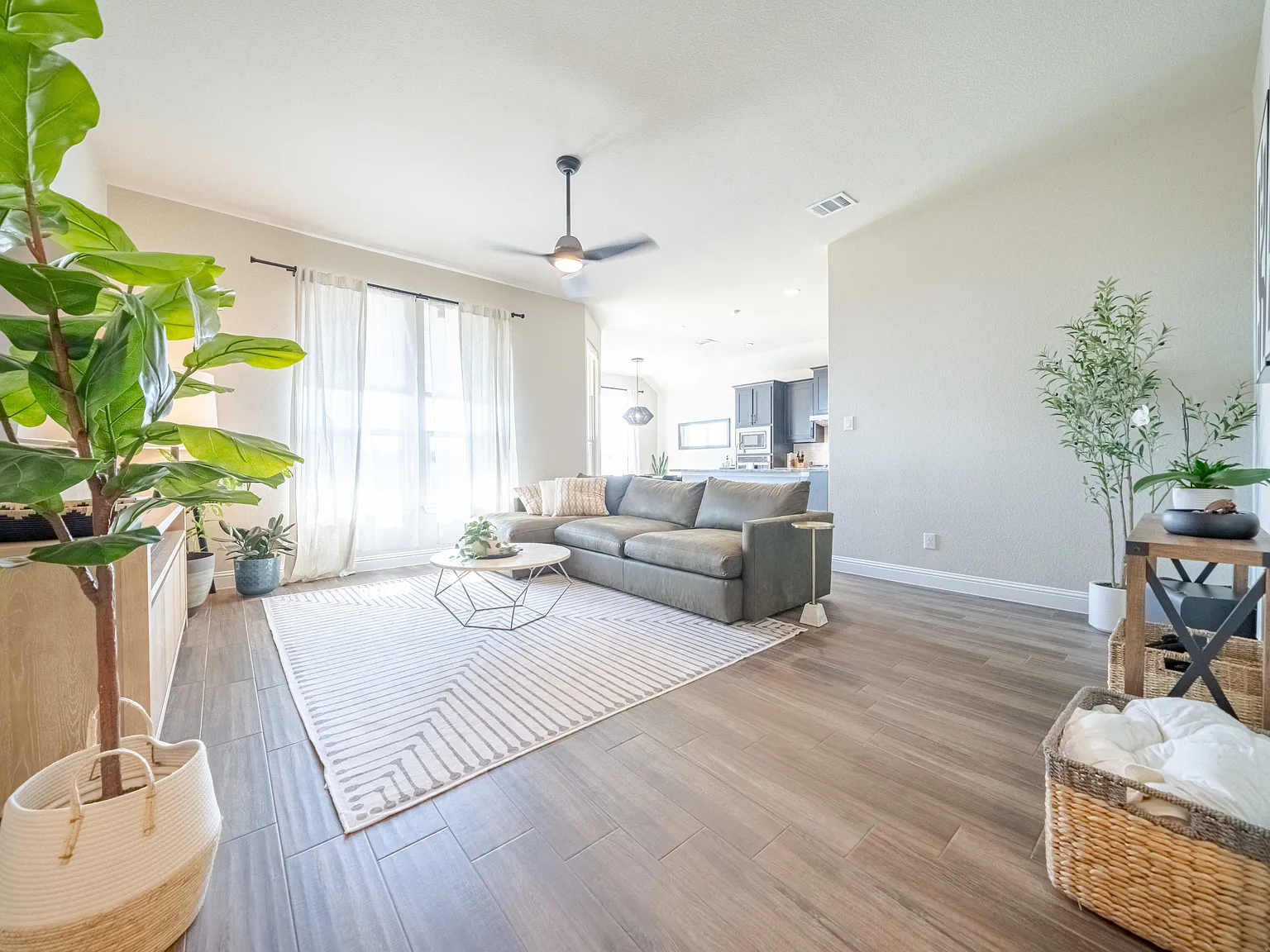4 bed, 1860 sqft, $2,950 — Photo 4