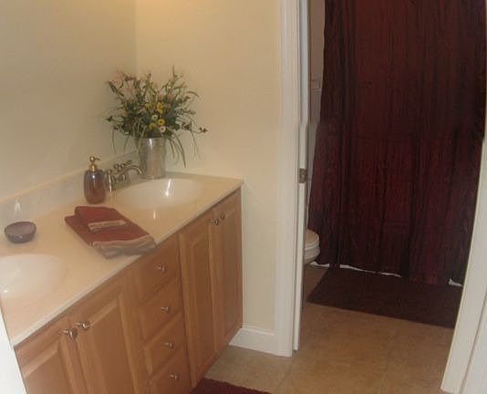 Private master bath w/sep shower and walk in closet