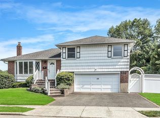 14 Wayland Rd, Plainview, NY 11803