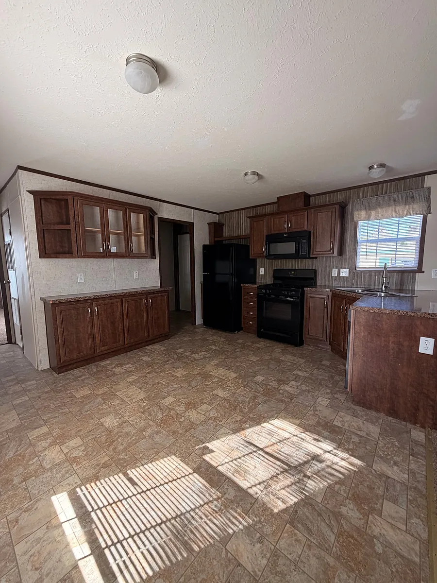 Building Photo - 220 Lakeshore Cir