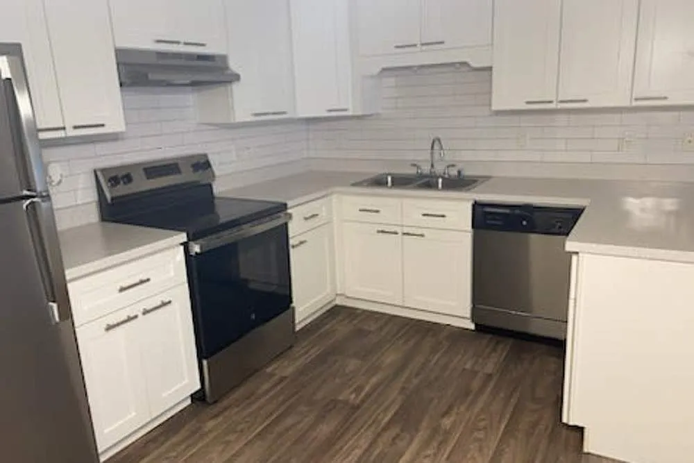 Amber Glen Apartments — Photo 3