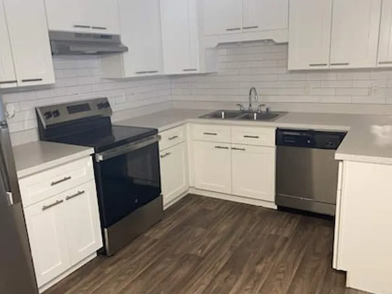 Amber Glen Apartments — Photo 3