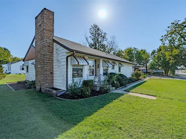 132 SW 2nd St, Moore, OK 73160