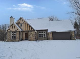 9716 Mountain Rd, Middleport, NY 14105