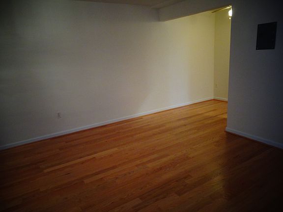 Living room looks towards hall way to bath & bedroom