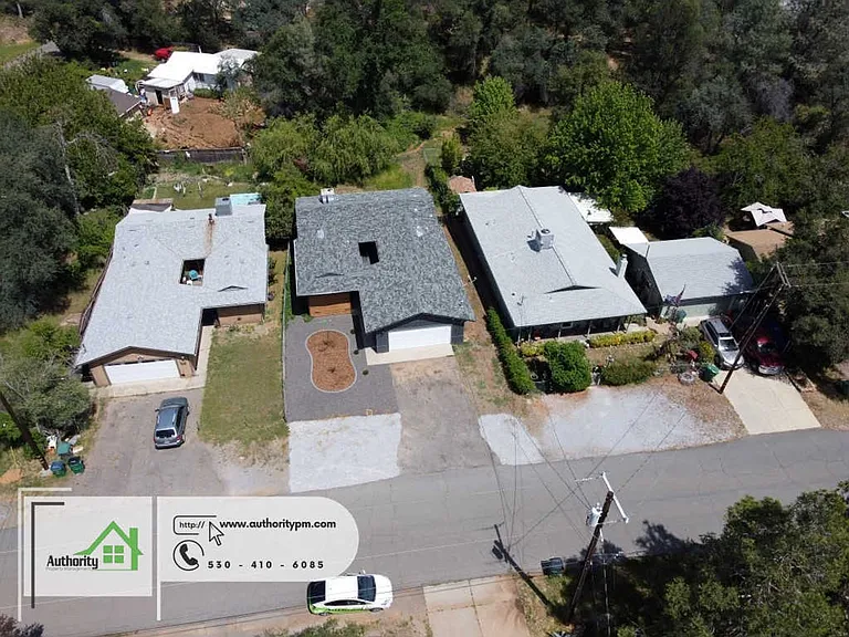 1833 Oregon Ave — Photo 4
