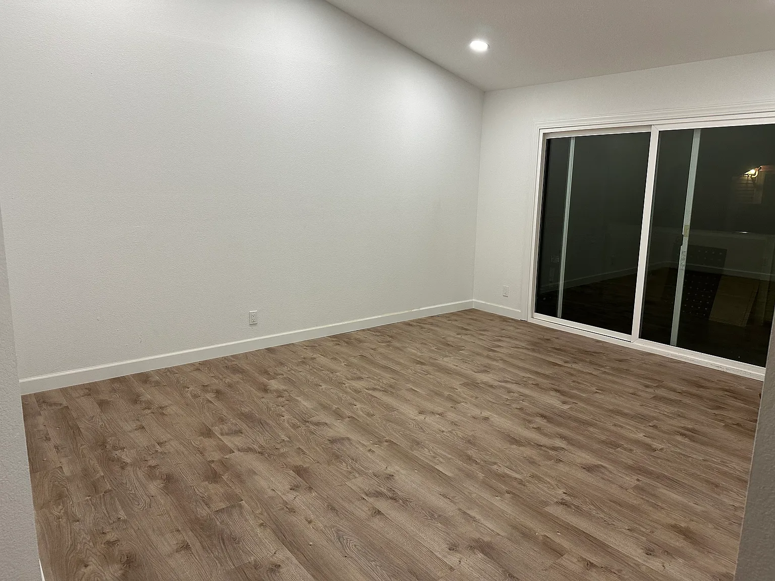 2 bed, 824 sqft, $4,000 — Photo 2