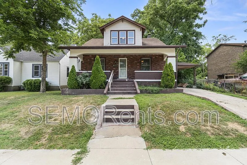 6 bed, 3.0 bath, 3900 sqft, $2,200 — Photo 2