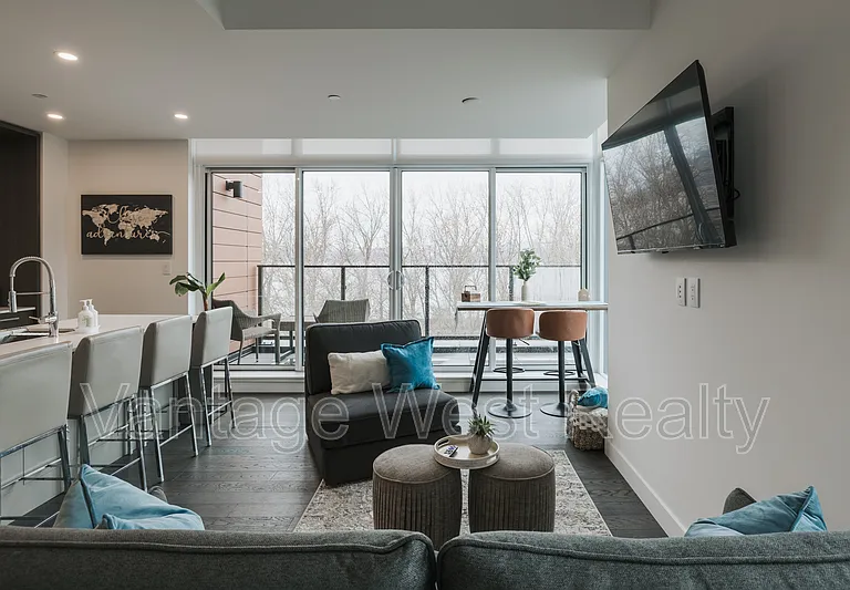 3389 Lakeshore Rd #516 — Photo 2