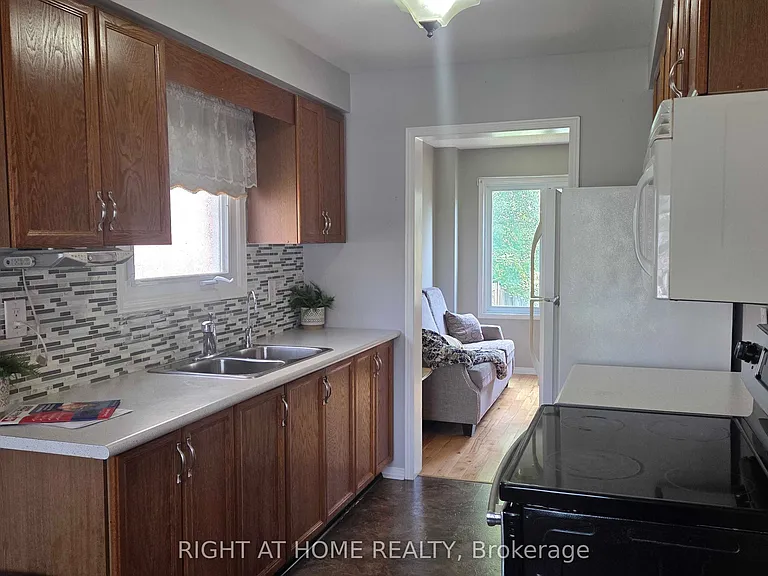 129 Heydon Ave — Photo 6