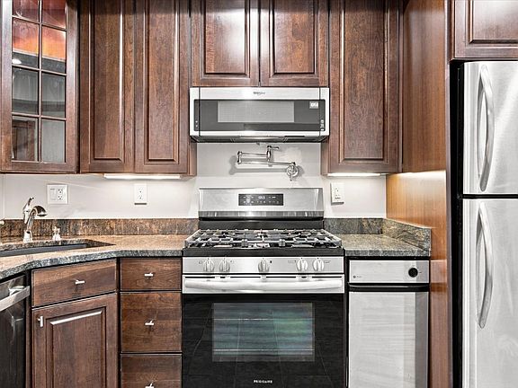 4th image of 9 Strathmore Rd APT 1