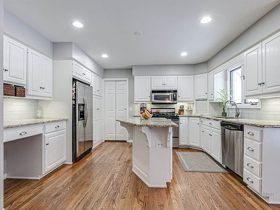 5th image of 155 Parker Dr