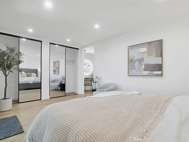 2115 W Clark Ave — Photo 24