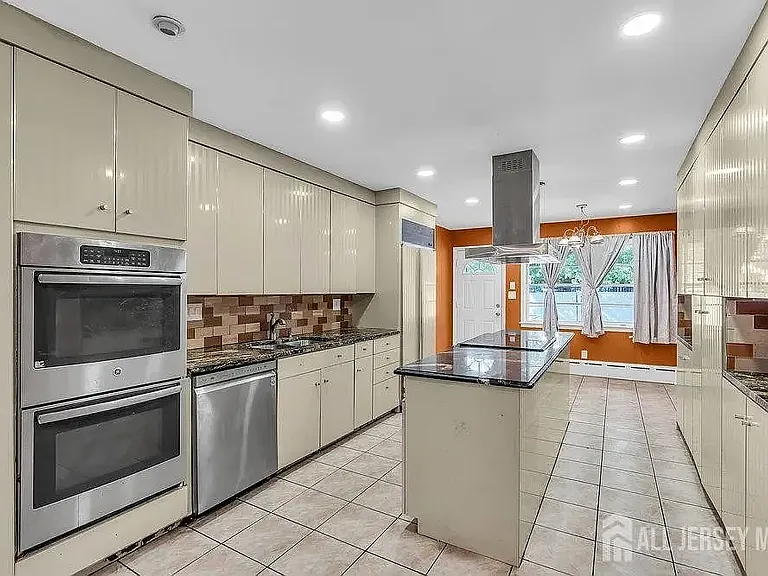 585 Noe Ave — Photo 7