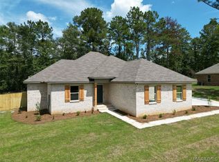 105 Fox Run Dr, Deatsville, AL 36022