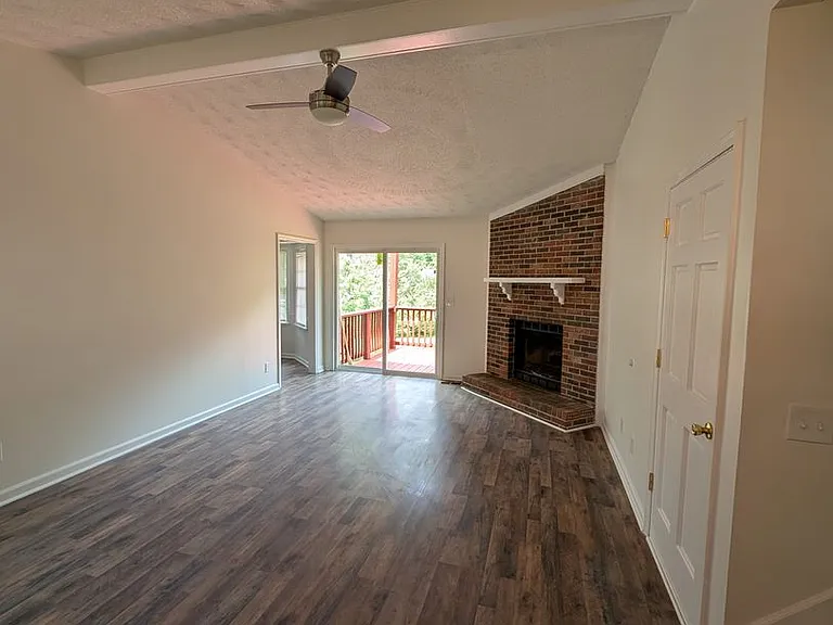 1060 Sandy Springs Rd NW — Photo 6