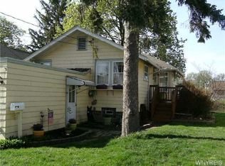 8198 W Rivershore Dr, Niagara Falls, NY 14304