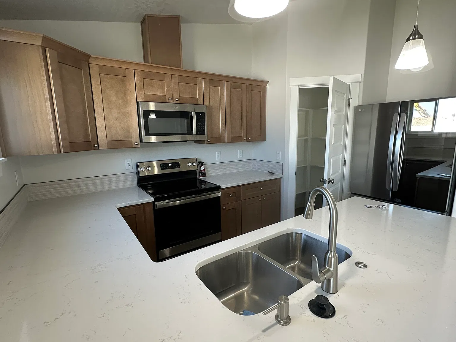 3 bed, 1412 sqft, $2,200 — Photo 4