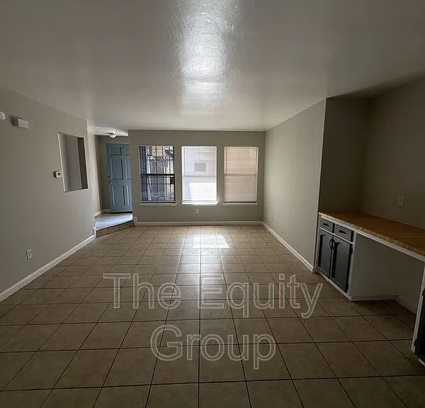 1323 S Court St — Photo 4