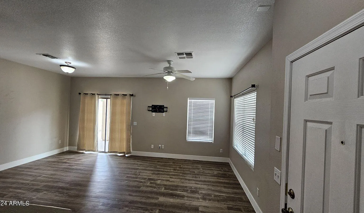 3 bed, 2.5 bath, 1401 sqft, $1,850 — Photo 4