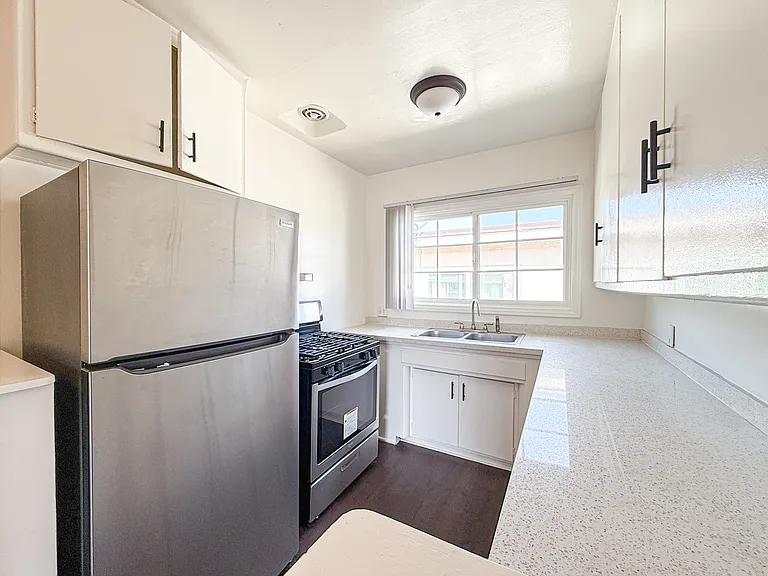 4777 San Vicente Blvd #6 — Photo 5