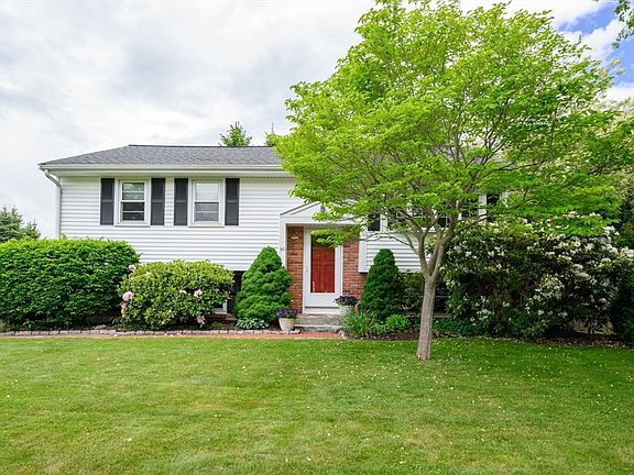 3rd image of 90 Holly Rd