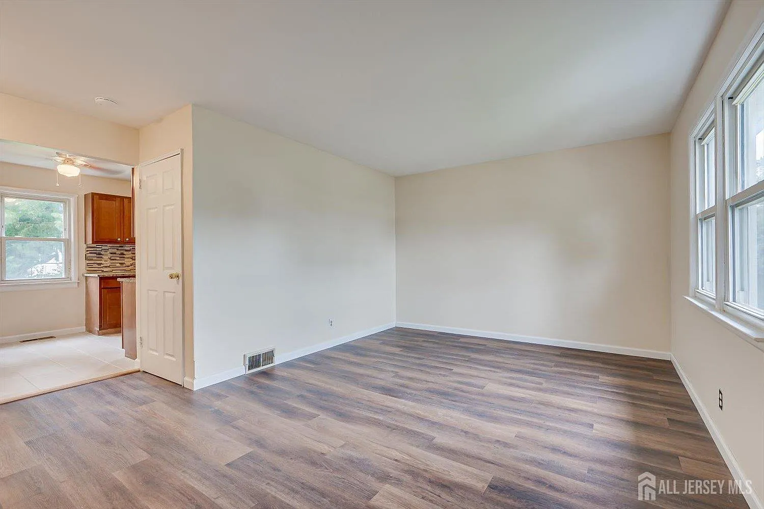 3 bed, 2.0 bath, 1229 sqft, $3,200 — Photo 4