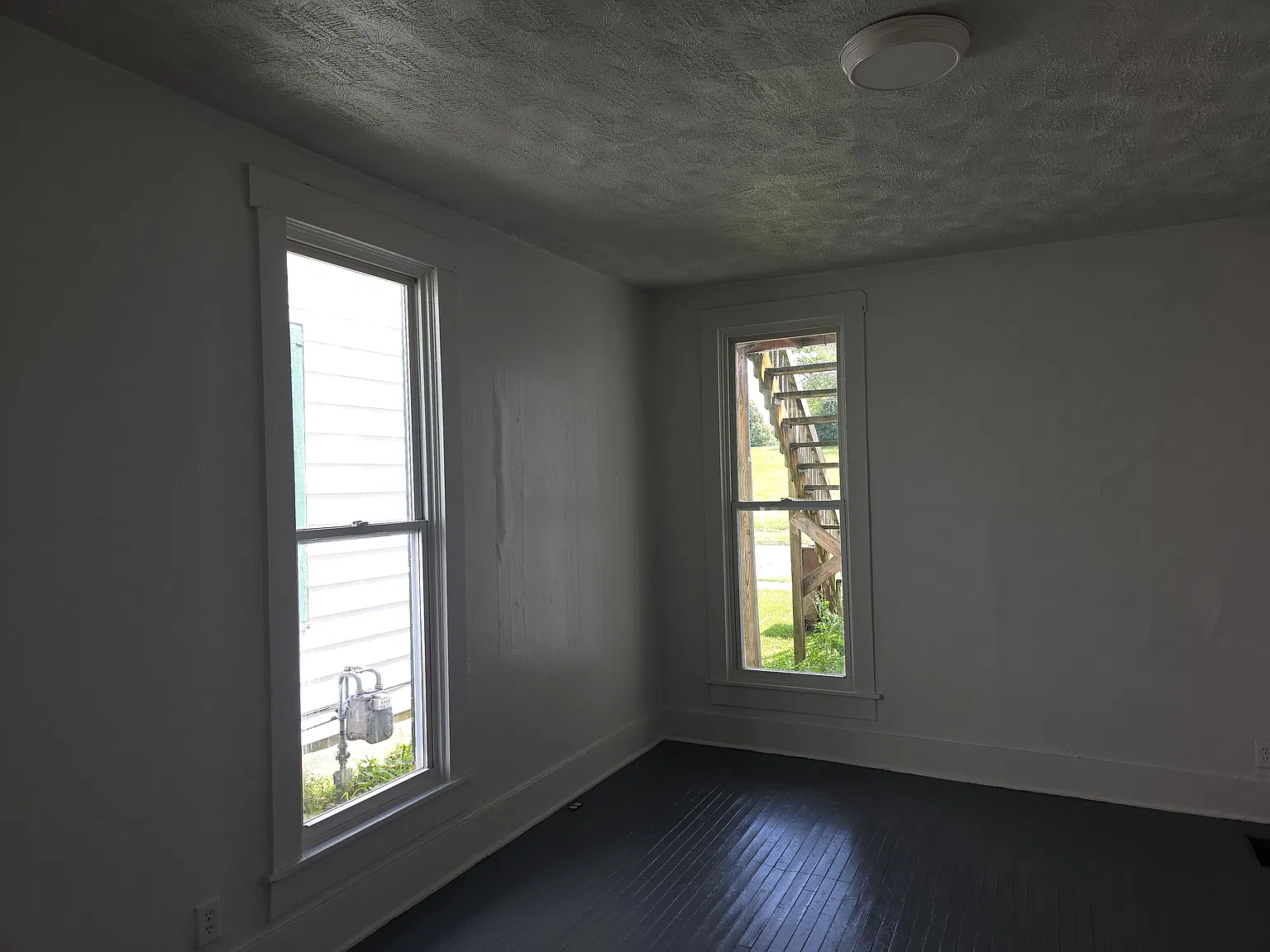 211 1/2 S Western Ave — Photo 2