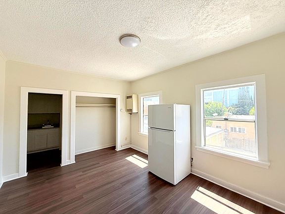 2nd image of 1614 N Kenmore Ave APT 11