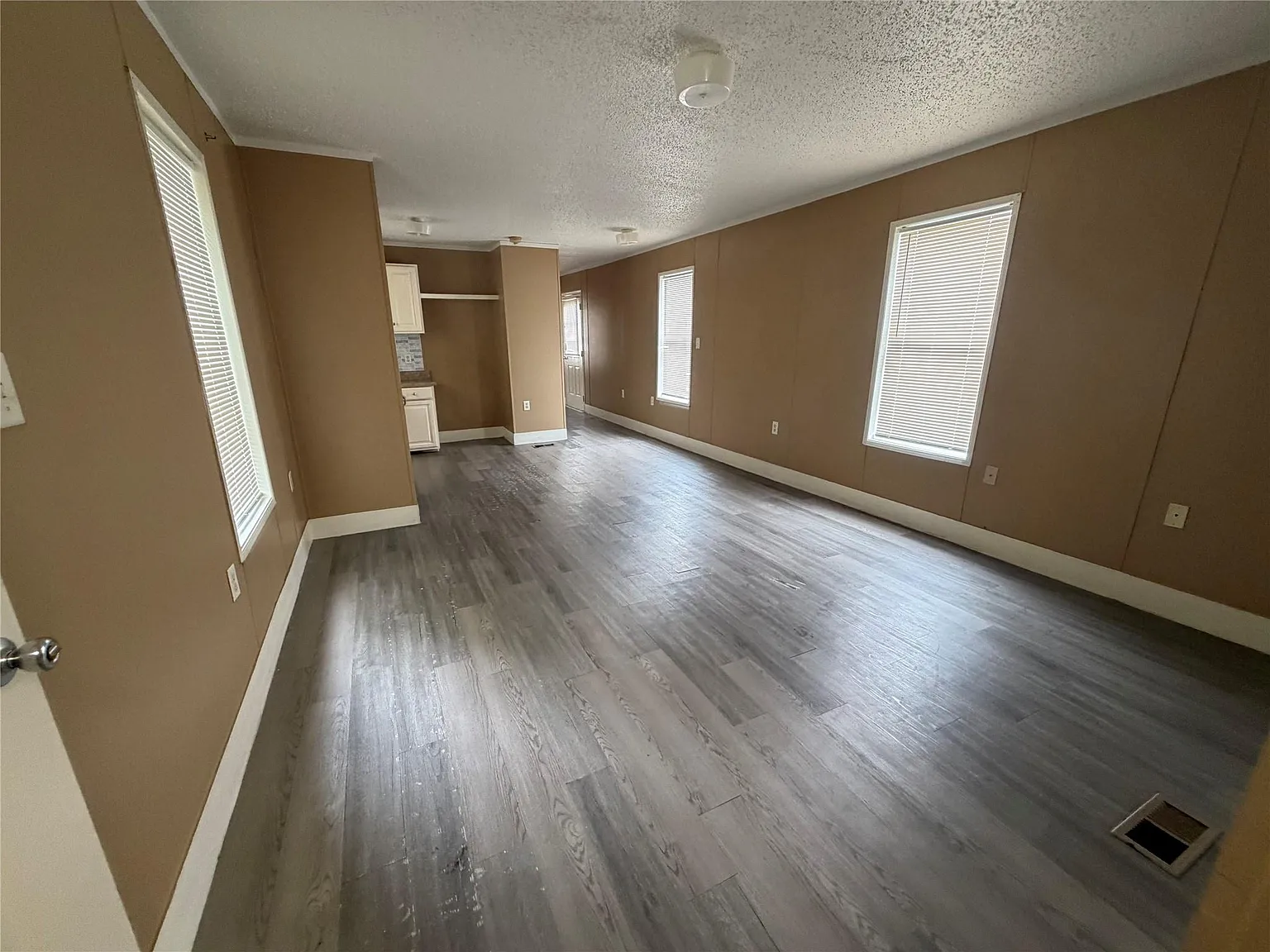3 bed, 1.0 bath, 720 sqft, $1,300 — Photo 4