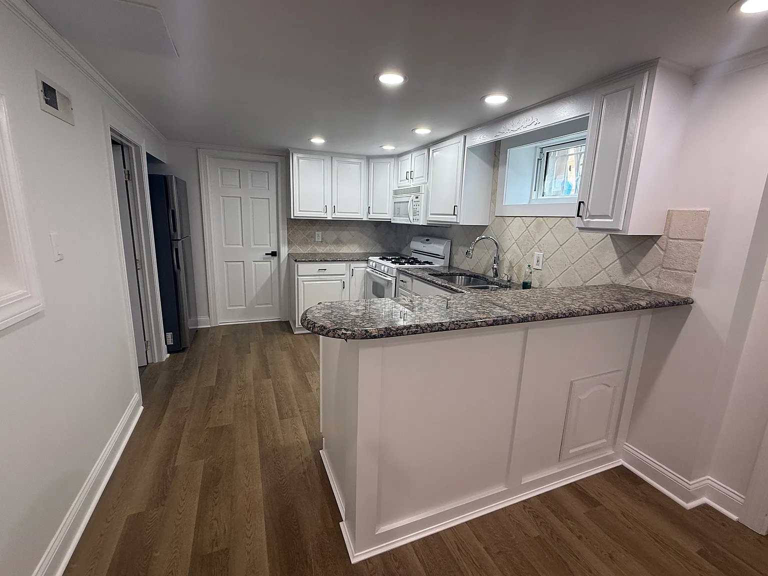 1 bed, 800 sqft, $2,300 — Photo 3