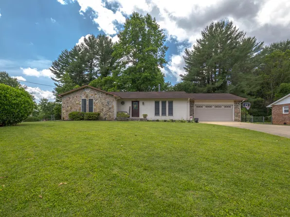 1304 Plantation Dr, Johnson City, TN 37604