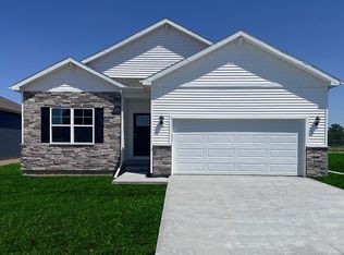 2814 Mary Dr, Hiawatha, IA 52233