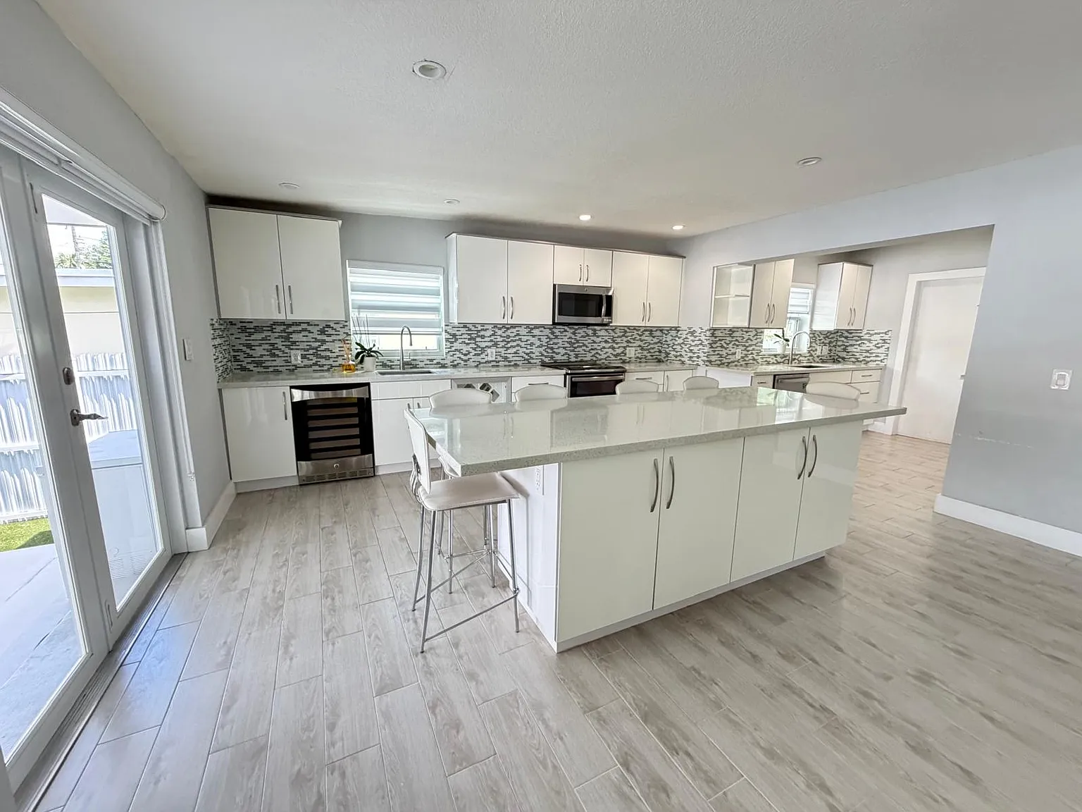 630 SW 46th Ave — Photo 3