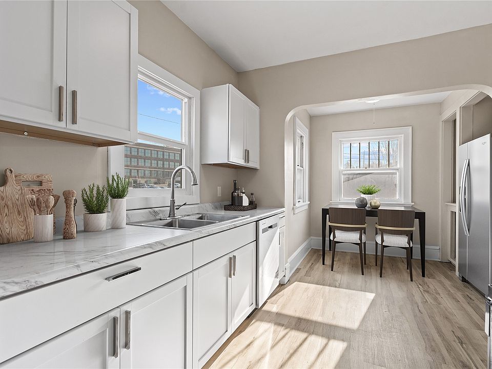 1st image of 419 21st St NE