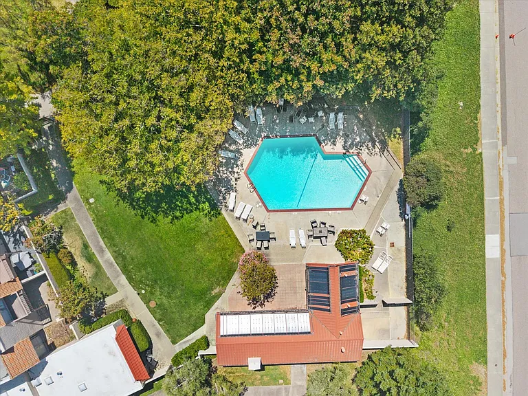 9 Heritage Ct — Photo 46