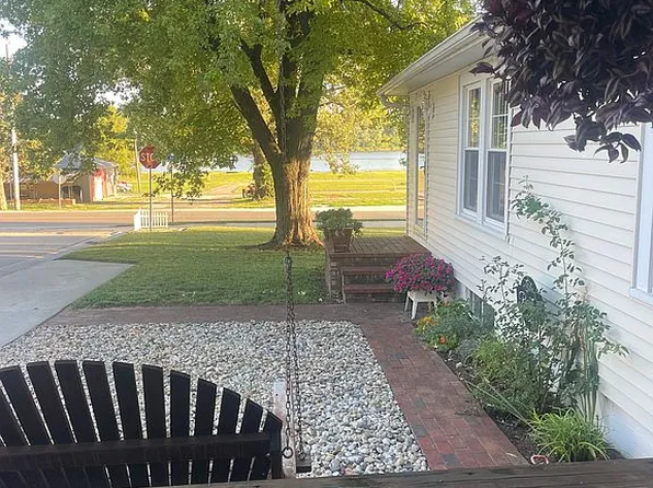 2 Church St, Grafton, IL 62037