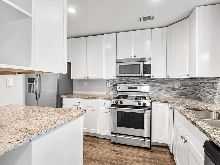 209 14th St NE #201 — Photo 11