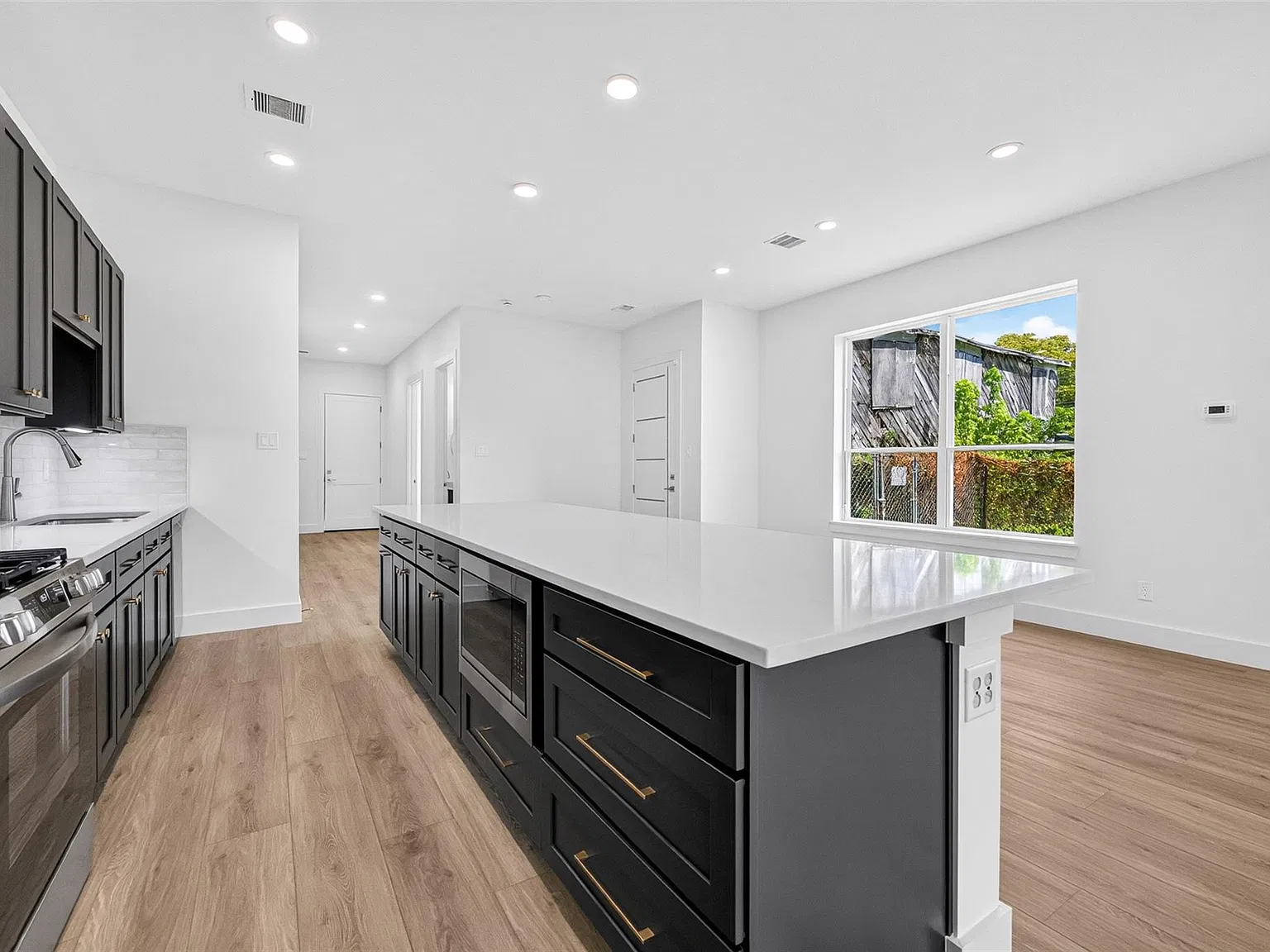 3 bed, 4.0 bath, $3,200 — Photo 4