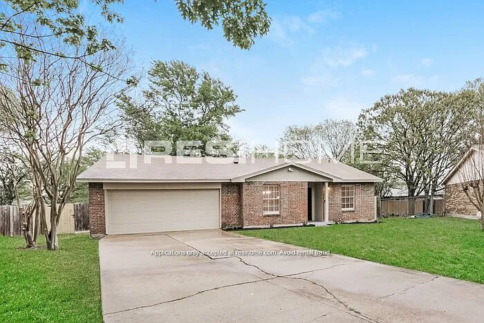 913 Pepperidge Ct — Photo 2