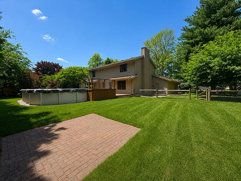 2405 Whitechapel Dr — Photo 2