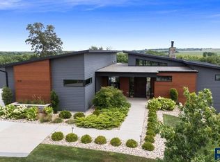 1608 S Scarlet Oak Pl, Sioux Falls, SD 57110
