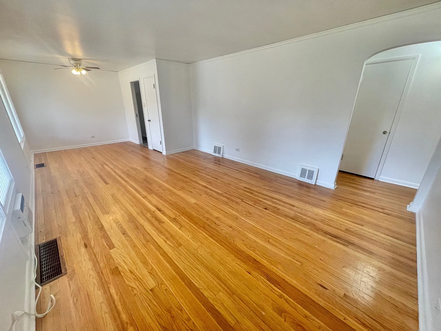 3 bed, 1.5 bath, 1913 sqft, $2,600 — Photo 3