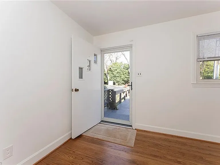 2400 Queen St — Photo 3