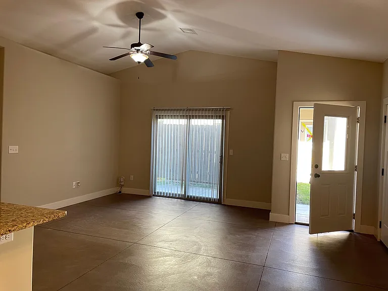 4827 N Hillside Ct — Photo 4
