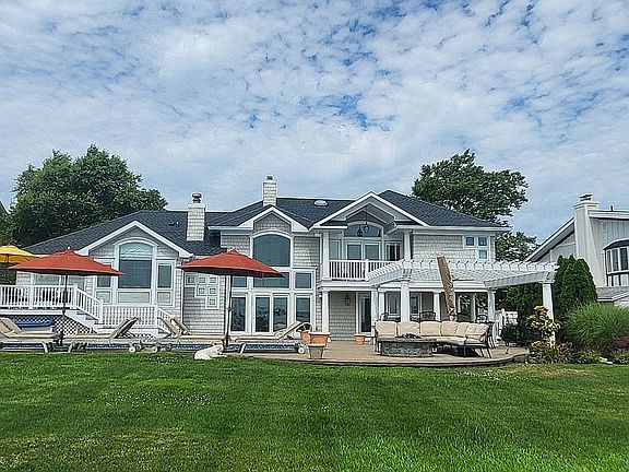 2nd image of 300 Bay Dr