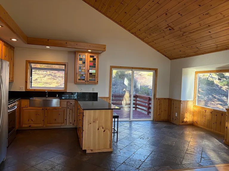 Kitchen & dining area