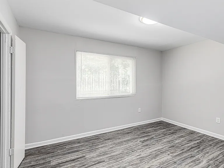 Regency Court Apartments — Photo 23